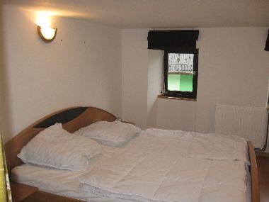 Schlafzimmer mit Doppelbett