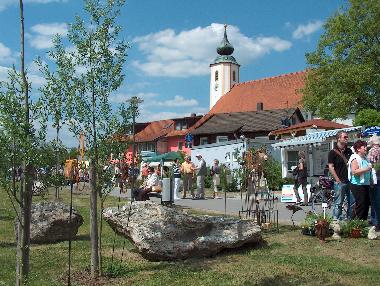 Uferpromenade Windorf mit Kirche und Pension Moser