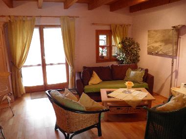 Wohnzimmer Couch mit Tisch und bequemen Sesseln