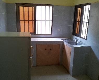 Kueche mit Kuehl/Gefrierkombination und Mikrowelle