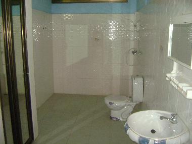 Duschbad im grossen Schlafzimmer