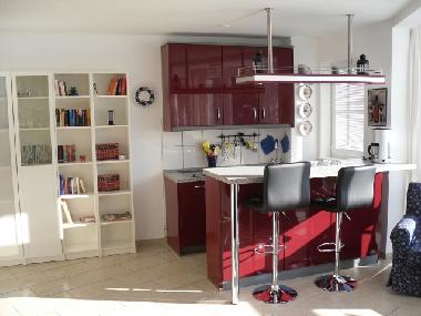 Moderne Kche mit Tresen und Barhockern