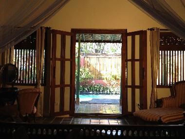 Der Blick vom Bett auf den Pool