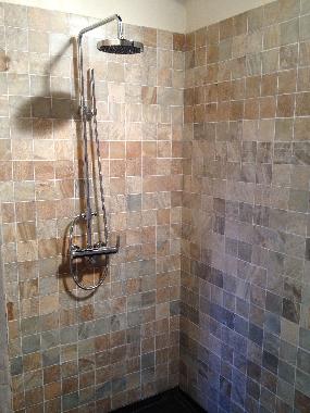 Und mit der Massagedusche f�ngt der Tag gut an