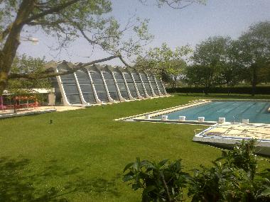 st�dtischen Schwimmbad 250 Meter