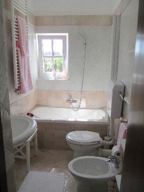 Bad 2 (mit Badewanne)