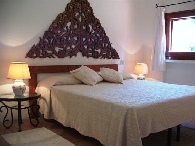 Schlafzimmer mit Doppelbett