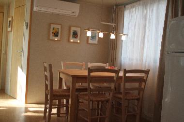 gemtliche Sitzecke im ZEBU-Mobilheim