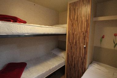 Schlafzimmer mit einem Hochbett und einem Einzelbett