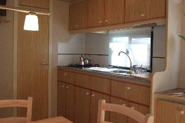 gut ausgestattete Kchenzeile im ZEBU-Mobilheim