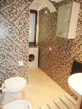 Bad mit Dusche/ WC/ Bidet