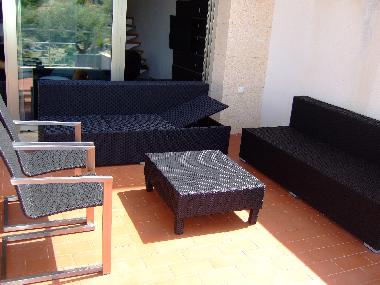 moderne Sitzgelegenheit auf der Terrasse