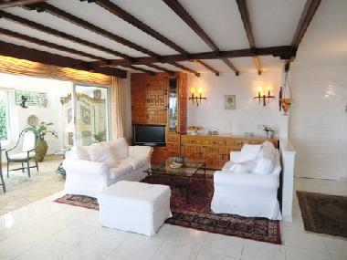 2 moderne Couchgarnituren und Fernseher mit Sat - TV f�r Deutsche Programme