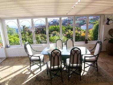 Der Essbereich ist mit einem Glastisch und 6 St�hlen ausgestattet.