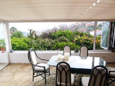 Der Wintergarten ist komplett verglast und bietet einen sch�nen Blick in die Natur und �ber die Nord