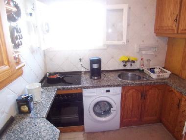 Die K�che ist voll ausgestattet mit Geschirr und K�chenutensilien und verf�gt au�erdem �ber einen He