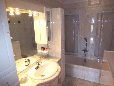 Das Bad verf�gt �ber einen Badewanne, Bidet und WC.