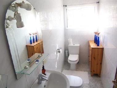 Das Bad verf�gt �ber einen Bidet WC und Handwaschbecken.