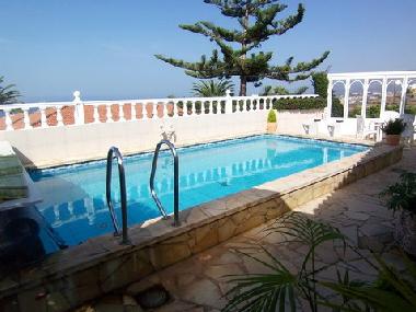 Der Pool ist solarbeheizt und verf�gt �ber eine Gegenstromanlage.