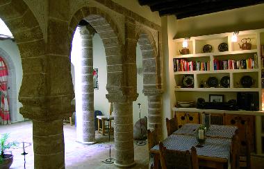 Wohn-/E�bereich mit B�cherregal im EG