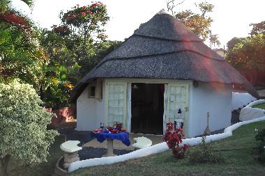 Cottage bestehend aus 2 traditionellen, design-gedeckten, afrikanischen Grasdachrondavels