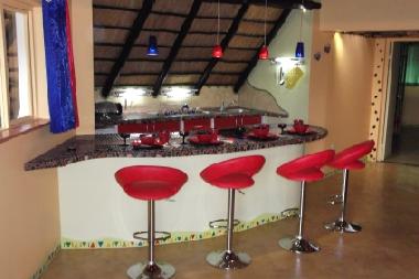 Moderne, offene K�che mit Esstresen.