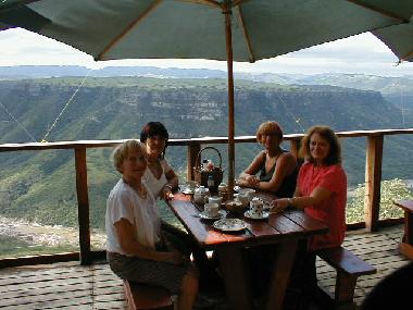 Vier Grazien im Leopard Rock Caf� an der ph�nomenalen Schlucht Oribi Gorge.