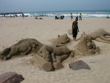 Stolzer Sandk�nstler am Strand.