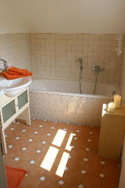 Wohlfhlen im komfortablen Badezimmer mit Dusche und Badewanne