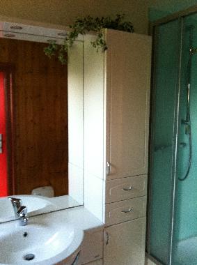 Bad mit Dusche im Ergeschoss