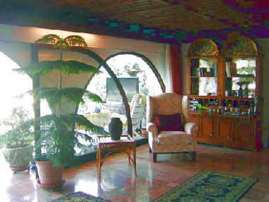 Vom Wohnzimmer durch eine riesige Fensterfront dierekt in den Garten und zum beheitzten Pool.