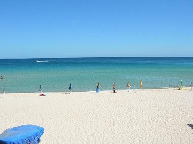 Der wei�e Sandstrand direkt vor der Haust�re