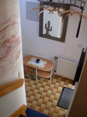 Diele mit Garderobe und Gste-WC