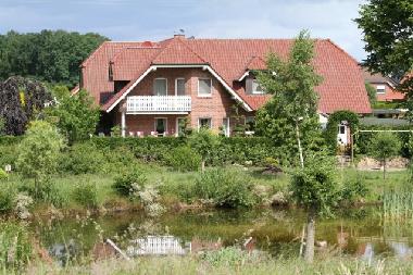 Blick vom Kanal auf unser Haus und Teich