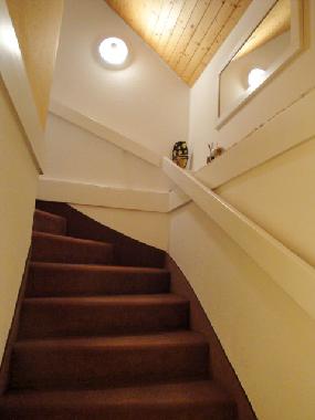 Freundlicher Treppenaufgang ins Obergeschoss