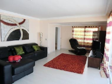 Der Wohnbereich ist mit gemtlicher Eckledercouch, Relaxsessel und Flachbildfernseher mit SatTV fr 