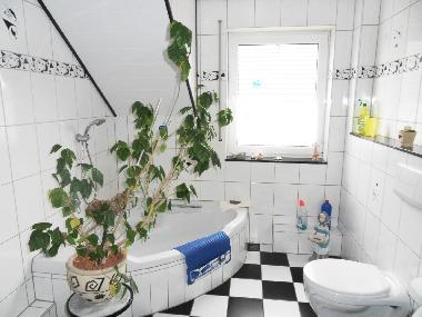 Bad mit Wanne und Dusche