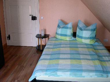 Futonbett-Schlafzimmer mit Zugang zur Dachterrasse