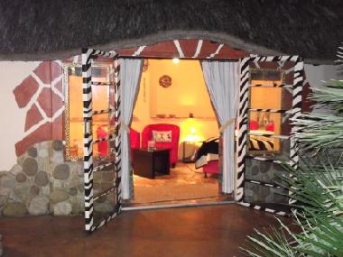 Afrikanisches Cottage am Swimmingpool.