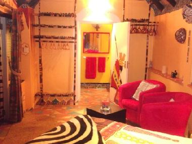 Afrikanischer Queensize-Schlafraum (Mali) mit Badezimmer en-suite.