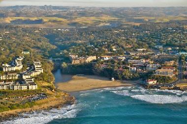 Uvongo Beach. Rechts die Pizzeria, auf die man auch in Afrika nicht verzichten muss.