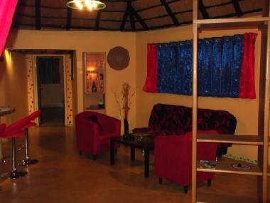 Wohnbereich mit Durchgang zum Schlafraum.