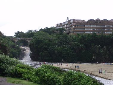Uvongo Wasserfall direkt am Badestrand.