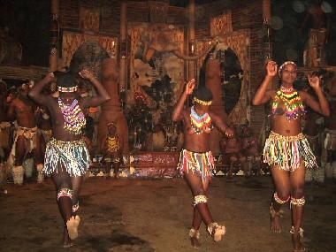 Tanz der M�dchen im Shakaland Museumsdorf.