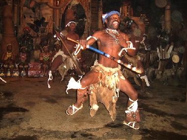 Zulu Dance in Shakaland, dem Museumsdorf.