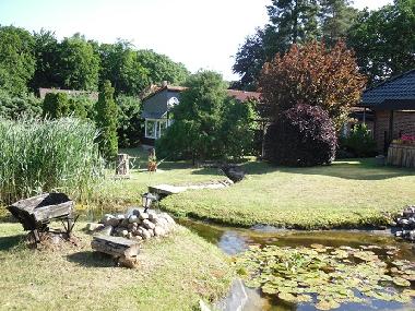 Blick auf das Ferienhaus aus dem Garten