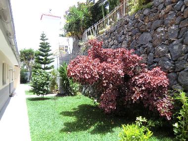 Eingangbereich mit Sandkasten und Gartenteil 