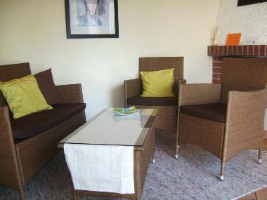 Der Eingangsbereich mit Wintergarten und Kamin.