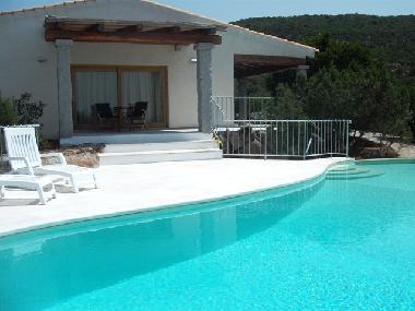 Pool mit Blick auf die Villa