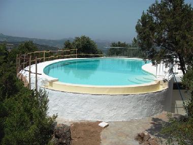 Pool mit Blick in die Landschaft